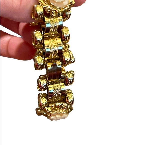 Vintage 1950s Gold shell Cameo Book chain link Fancy bracelet Stunning etching - Picture 7 of 13